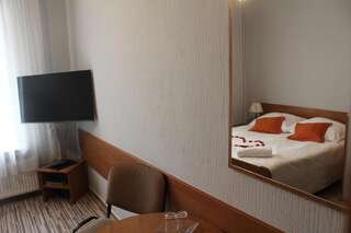 Отель Hotel Bursztyn Калиш Двухместный номер с 1 кроватью или 2 отдельными кроватями-2